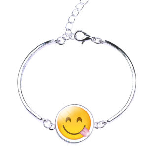 Speelse armband met een gekke emoji als bedel. Voeg wat humor en eigenzinnigheid toe aan je look met deze levendige accessoire. Perfect voor het uitdrukken van je unieke persoonlijkheid met een vleugje speelsheid.
