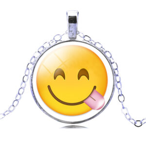 Eigenzinnige ketting met een gekke emoji als hanger. Voeg wat speelse en excentrieke flair toe aan je look met deze levendige accessoire. Perfect voor het uitdrukken van je unieke persoonlijkheid met een vleugje humor.