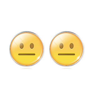 Stijlvolle oorbellen met een emoji met een rechte mond als design. Voeg een moderne en minimalistische touch toe aan je look met deze subtiele, maar expressieve accessoire. Perfect voor het uitdrukken van je stemming met een vleugje ingetogen elegantie.