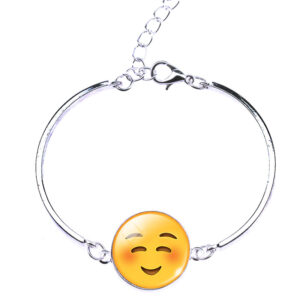 Opvallende armband met een verraste emoji als bedel. Voeg wat speelsheid en verrassing toe aan je look met deze charmante accessoire. Perfect voor het uitdrukken van verbazing en opwinding met een vleugje stijl.
