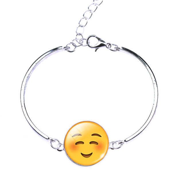 Opvallende armband met een verraste emoji als bedel. Voeg wat speelsheid en verrassing toe aan je look met deze charmante accessoire. Perfect voor het uitdrukken van verbazing en opwinding met een vleugje stijl.
