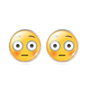 Schattige oorbellen met een blozende emoji-design. Voeg wat charme en speelsheid toe aan je look met deze lieve accessoire. Perfect voor het uitdrukken van verlegenheid of genegenheid met een vleugje stijl.