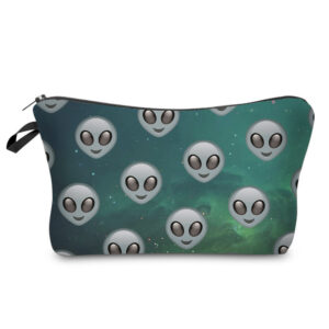 "Een buitenaards etui met een groene ruimteachtergrond, bezaaid met meerdere alien-emoji's. Laat je fantasie de vrije loop met dit kosmische en speelse accessoire!"