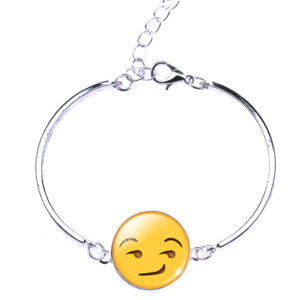Verleidelijke armband met een flirterige emoji als bedel. Voeg wat speelse en ondeugende charme toe aan je look met deze betoverende accessoire. Perfect voor het uitdrukken van speelse flirts met een vleugje stijl.