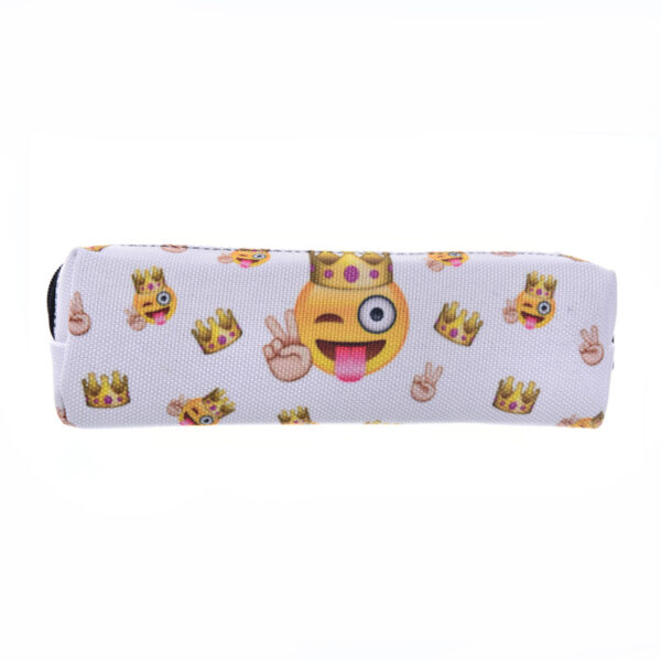 "Een stijlvol etui met een witte achtergrond, bedrukt met emoji-kronen in verschillende kleuren. Voeg een koninklijk tintje toe aan je dagelijkse benodigdheden met dit leuke accessoire!"