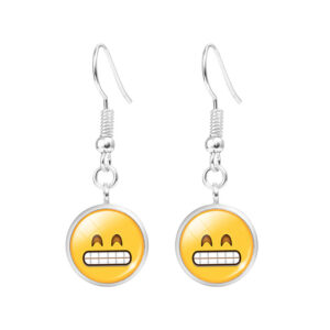 Glimlachende oorbellen met een grijnzende emoji-design. Voeg een speelse en vrolijke touch toe aan je look met deze charmante accessoire. Perfect voor het uitdrukken van blijdschap en plezier met een vleugje flair.