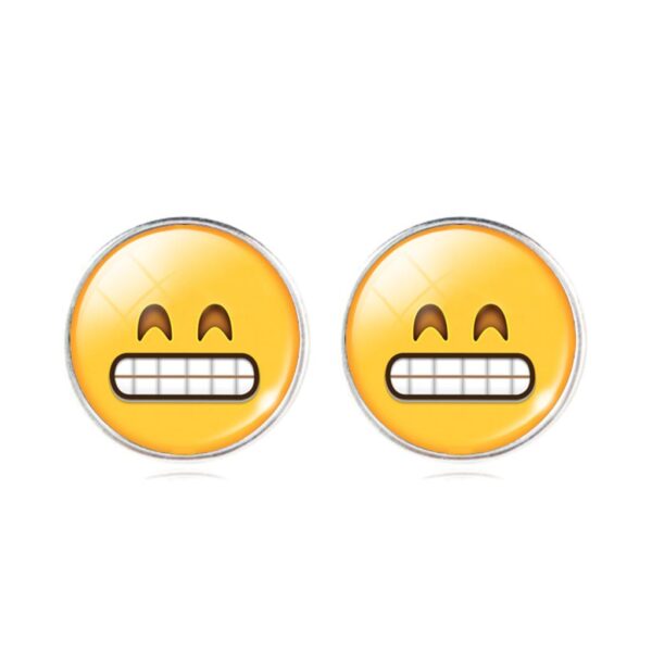 Grijnzende emoji-oorbellen voor een speelse touch. Voeg wat humor en vrolijkheid toe aan je look met deze charmante accessoire. Perfect voor het uitdrukken van plezier en positiviteit met een vleugje stijl.