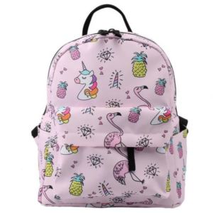 Een levendige zomerse kleine rugzak met een betoverend design van unicorns en vrolijke flamingo emoji's. Voeg een speelse en kleurrijke flair toe aan je outfit met deze unieke accessoire. Perfect voor liefhebbers van fantasie en zomerse vibes.