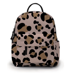 Een stijlvolle kleine panterprint rugzak met een verfijnde panterprint. Voeg wat subtiele wildheid toe aan je outfit met deze elegante accessoire. Perfect voor een chique en trendy look.
