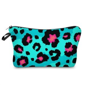 "Een stoer blauw etui met een opvallende roze panterprint. Voeg wat wildheid toe aan je benodigdheden met dit modieuze accessoire!"