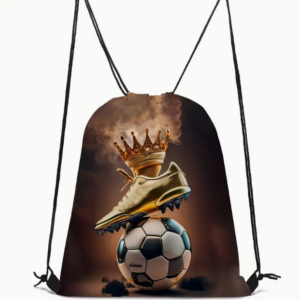 De Voetbalschoen Gymtas 12L is de ideale tas voor voetballiefhebbers. Met een krachtig ontwerp van een gouden voetbalschoen, een kroon en een voetbal, straalt deze gymtas stijl en passie voor de sport uit. De tas is perfect voor school, training, gym of een dagje uit. Met een ruime inhoud van 12 liter biedt hij voldoende plek voor sportkleding, schoenen en andere benodigdheden. Gemaakt van duurzaam en waterafstotend materiaal, waardoor spullen goed beschermd blijven tegen vocht en vuil. De stevige trekkoorden zorgen voor eenvoudig openen en sluiten, terwijl de verstelbare koorden het mogelijk maken om de tas comfortabel als rugzak te dragen. Deze lichtgewicht en praktische voetbaltas is een must-have voor jonge sporters die hun liefde voor voetbal willen laten zien. Geschikt voor gymles, sportclub of als casual tas.